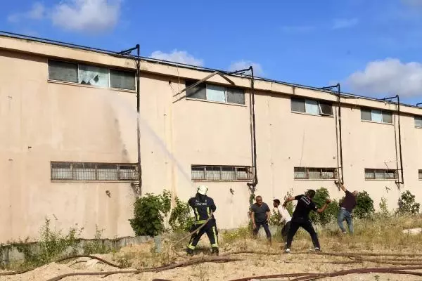 Antalya'da otel ekipmanları satan firmanın deposunda korkutan yangın Antalya'da otel ekipmanları satan firmanın deposunda korkutan yangın