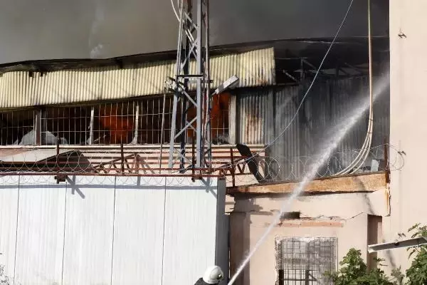 Antalya'da otel ekipmanları satan firmanın deposunda korkutan yangın Antalya'da otel ekipmanları satan firmanın deposunda korkutan yangın