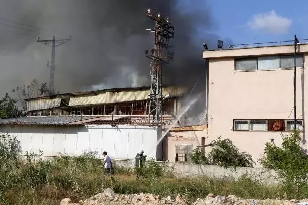 Antalya'da otel ekipmanları satan firmanın deposunda korkutan yangın Antalya'da otel ekipmanları satan firmanın deposunda korkutan yangın