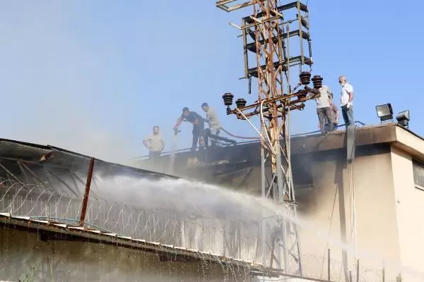 Antalya'da otel ekipmanları satan firmanın deposunda korkutan yangın Antalya'da otel ekipmanları satan firmanın deposunda korkutan yangın