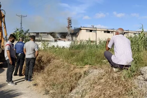 Antalya'da otel ekipmanları satan firmanın deposunda korkutan yangın Antalya'da otel ekipmanları satan firmanın deposunda korkutan yangın