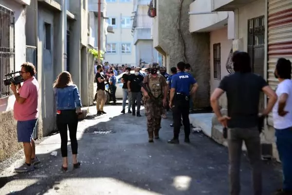 Babalarını kaçırdıklarını öne sürdükleri ailenin evine kazma, kürekle saldırdılar Babalarını kaçırdıklarını öne sürdükleri ailenin evine kazma, kürekle saldırdılar