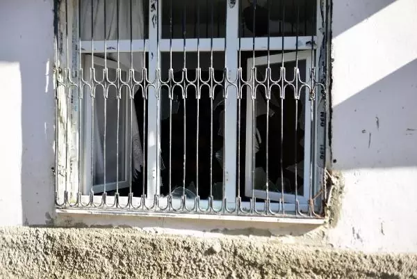 Babalarını kaçırdıklarını öne sürdükleri ailenin evine kazma, kürekle saldırdılar Babalarını kaçırdıklarını öne sürdükleri ailenin evine kazma, kürekle saldırdılar