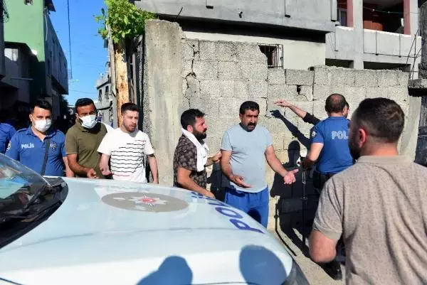 Babalarını kaçırdıklarını öne sürdükleri ailenin evine kazma, kürekle saldırdılar Babalarını kaçırdıklarını öne sürdükleri ailenin evine kazma, kürekle saldırdılar