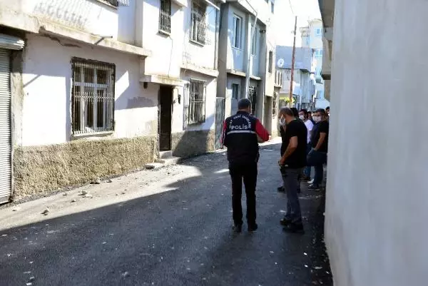 Babalarını kaçırdıklarını öne sürdükleri ailenin evine kazma, kürekle saldırdılar Babalarını kaçırdıklarını öne sürdükleri ailenin evine kazma, kürekle saldırdılar