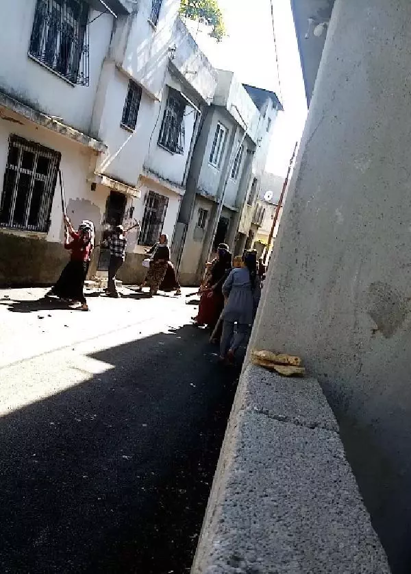 Babalarını kaçırdıklarını öne sürdükleri ailenin evine kazma, kürekle saldırdılar Babalarını kaçırdıklarını öne sürdükleri ailenin evine kazma, kürekle saldırdılar