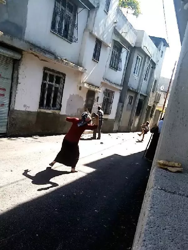 Babalarını kaçırdıklarını öne sürdükleri ailenin evine kazma, kürekle saldırdılar Babalarını kaçırdıklarını öne sürdükleri ailenin evine kazma, kürekle saldırdılar
