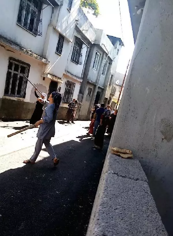 Babalarını kaçırdıklarını öne sürdükleri ailenin evine kazma, kürekle saldırdılar Babalarını kaçırdıklarını öne sürdükleri ailenin evine kazma, kürekle saldırdılar