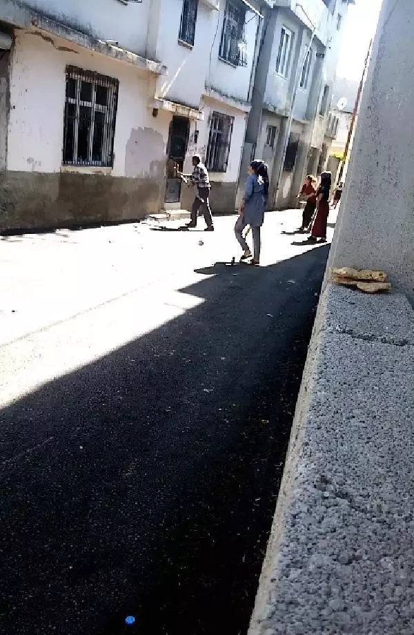 Babalarını kaçırdıklarını öne sürdükleri ailenin evine kazma, kürekle saldırdılar Babalarını kaçırdıklarını öne sürdükleri ailenin evine kazma, kürekle saldırdılar