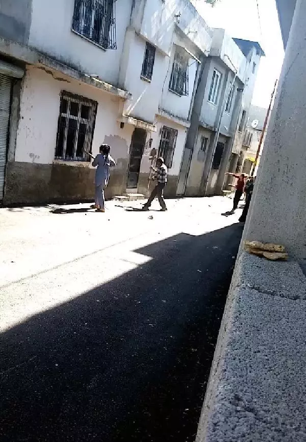Babalarını kaçırdıklarını öne sürdükleri ailenin evine kazma, kürekle saldırdılar Babalarını kaçırdıklarını öne sürdükleri ailenin evine kazma, kürekle saldırdılar