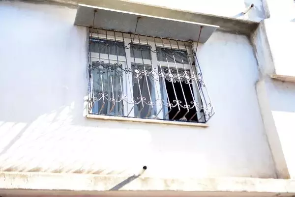Babalarını kaçırdıklarını öne sürdükleri ailenin evine kazma, kürekle saldırdılar Babalarını kaçırdıklarını öne sürdükleri ailenin evine kazma, kürekle saldırdılar