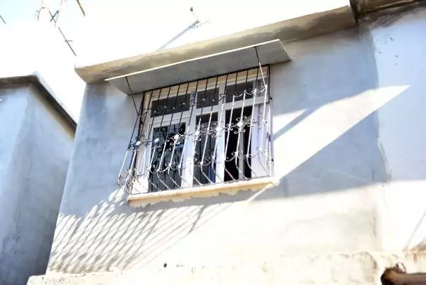 Babalarını kaçırdıklarını öne sürdükleri ailenin evine kazma, kürekle saldırdılar Babalarını kaçırdıklarını öne sürdükleri ailenin evine kazma, kürekle saldırdılar