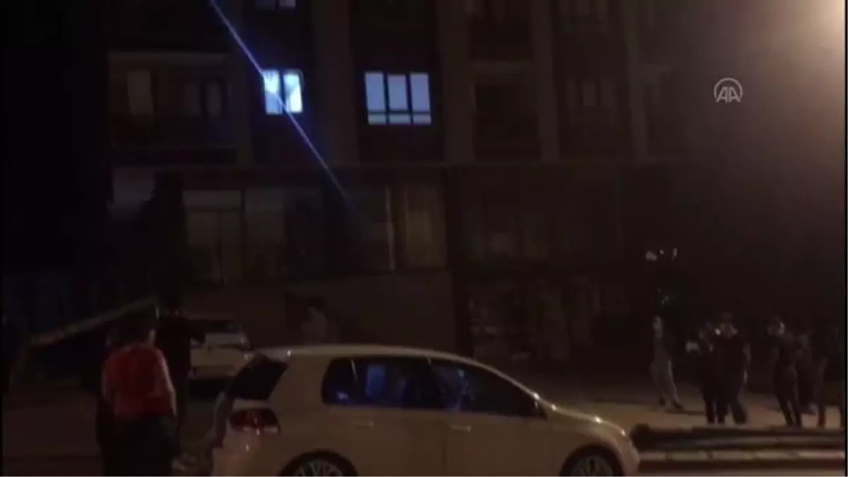 Bir inşaatın temelinde toprak kayması yaşanması nedeniyle yanındaki bina tahliye edildi