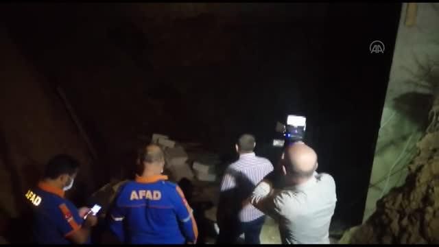 bir insaatin temelinde toprak kaymasi yasanma 4 14138584 o
