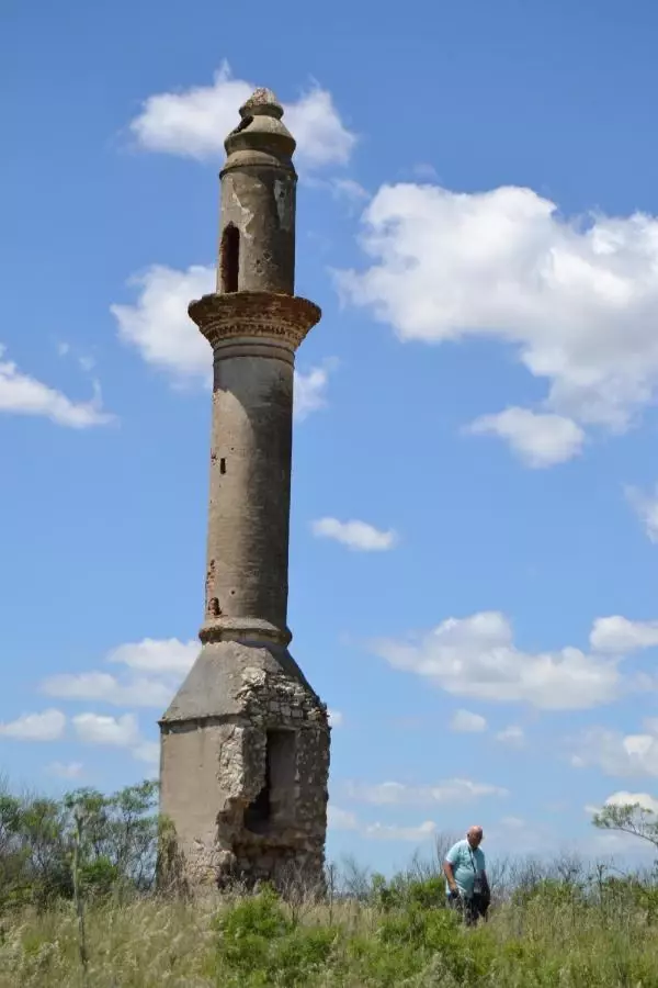 DEMİRKÖPRÜ BARAJI'NDA SULAR ÇEKİLDİ 95 YILIK CAMİNİN MİNARESİ GÖRÜNDÜ