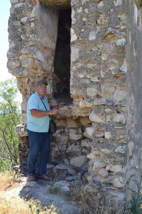DEMİRKÖPRÜ BARAJI'NDA SULAR ÇEKİLDİ 95 YILIK CAMİNİN MİNARESİ GÖRÜNDÜ