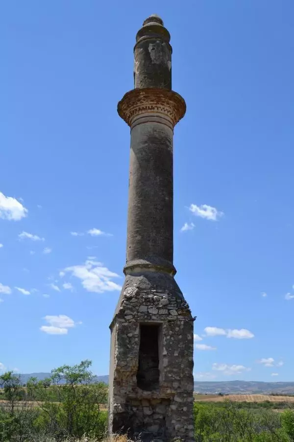 DEMİRKÖPRÜ BARAJI'NDA SULAR ÇEKİLDİ 95 YILIK CAMİNİN MİNARESİ GÖRÜNDÜ