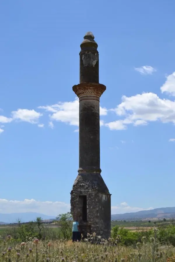 DEMİRKÖPRÜ BARAJI'NDA SULAR ÇEKİLDİ 95 YILIK CAMİNİN MİNARESİ GÖRÜNDÜ