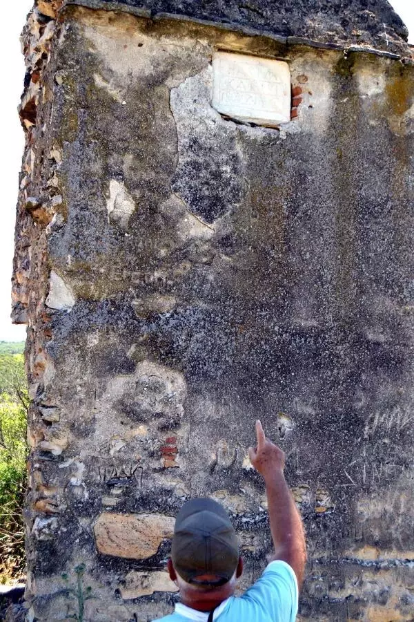 DEMİRKÖPRÜ BARAJI'NDA SULAR ÇEKİLDİ 95 YILIK CAMİNİN MİNARESİ GÖRÜNDÜ