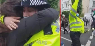 İngiltere'de polis memuru, durdurmak için gittiği Filistin yanlısı protestoculara katıldı