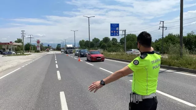Işık ihlali yapan da, abartı egzoz takanda cezadan kaçamadı Işık ihlali yapan da, abartı egzoz takanda cezadan kaçamadı