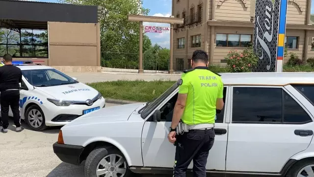 Işık ihlali yapan da, abartı egzoz takanda cezadan kaçamadı Işık ihlali yapan da, abartı egzoz takanda cezadan kaçamadı