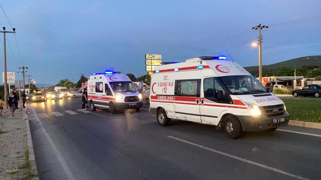Son Dakika | İzmir'de feci kazada can pazarı: Araçlarda sıkışan 3 kişi hastaneye kaldırıldı