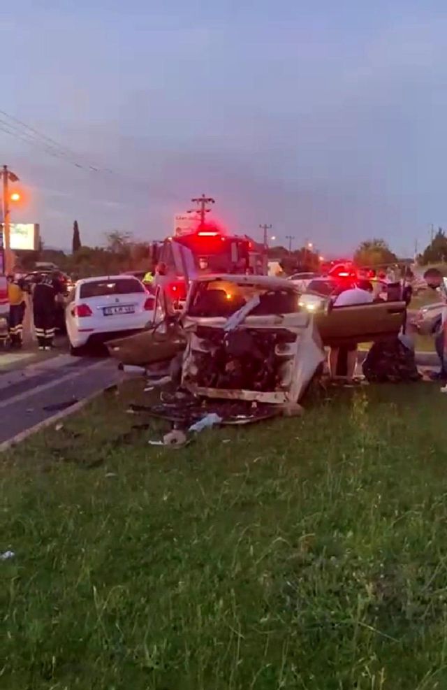 Son Dakika | İzmir'de feci kazada can pazarı: Araçlarda sıkışan 3 kişi hastaneye kaldırıldı