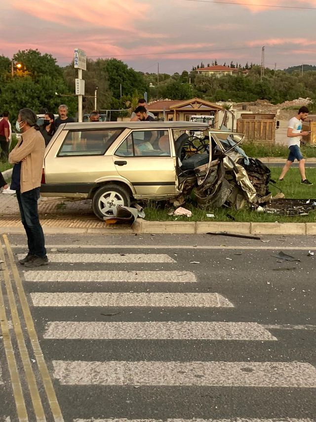 Son Dakika | İzmir'de feci kazada can pazarı: Araçlarda sıkışan 3 kişi hastaneye kaldırıldı