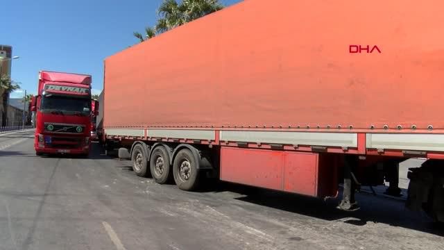 İzmir'de gümrük işlemleri için bekleyen TIR'lar trafiği etkiliyor