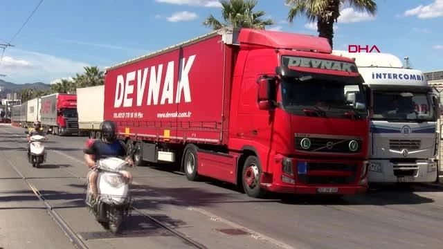 İzmir'de gümrük işlemleri için bekleyen TIR'lar trafiği etkiliyor