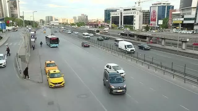 'Kademeli normalleşme'nin ikinci gününde trafik yoğunluğu yaşanıyor 'Kademeli normalleşme'nin ikinci gününde trafik yoğunluğu yaşanıyor