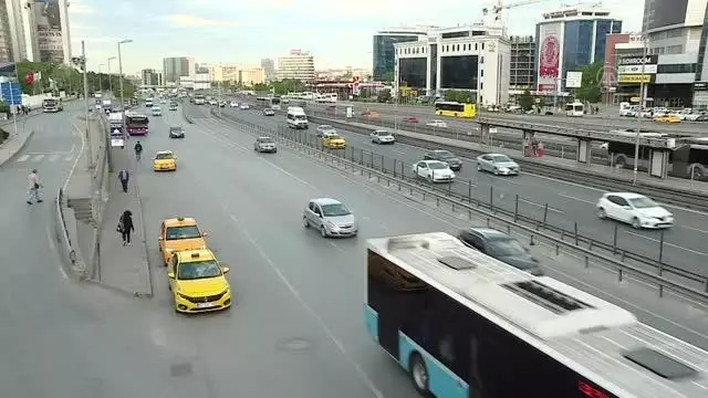 'Kademeli normalleşme'nin ikinci gününde trafik yoğunluğu yaşanıyor 'Kademeli normalleşme'nin ikinci gününde trafik yoğunluğu yaşanıyor