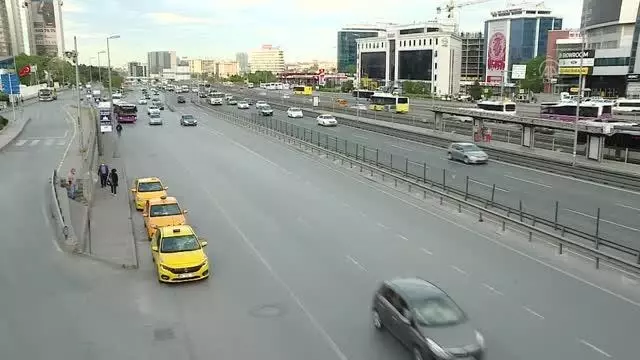 'Kademeli normalleşme'nin ikinci gününde trafik yoğunluğu yaşanıyor 'Kademeli normalleşme'nin ikinci gününde trafik yoğunluğu yaşanıyor