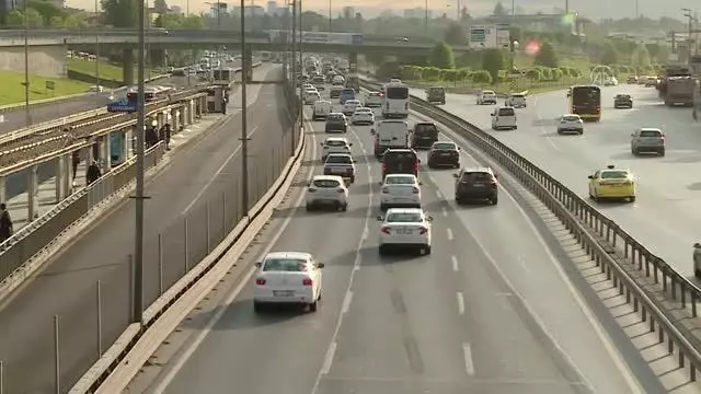 'Kademeli normalleşme'nin ikinci gününde trafik yoğunluğu yaşanıyor 'Kademeli normalleşme'nin ikinci gününde trafik yoğunluğu yaşanıyor