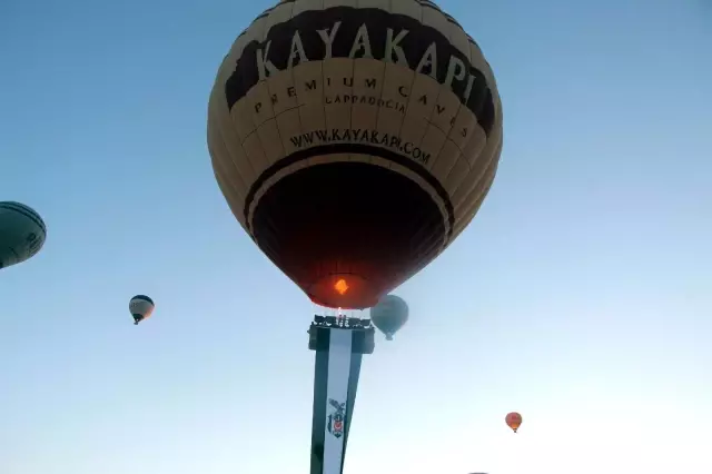 Kapadokya'da Beşiktaş'ın şampiyonluğu gökyüzünde kutlandı Kapadokya'da Beşiktaş'ın şampiyonluğu gökyüzünde kutlandı