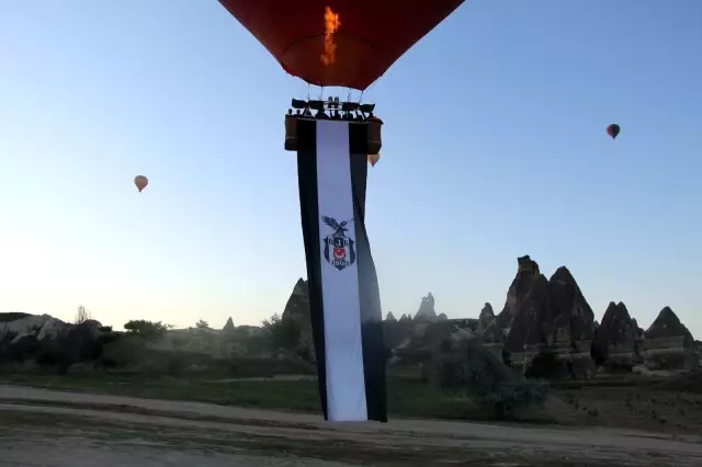 Kapadokya'da Beşiktaş'ın şampiyonluğu gökyüzünde kutlandı Kapadokya'da Beşiktaş'ın şampiyonluğu gökyüzünde kutlandı