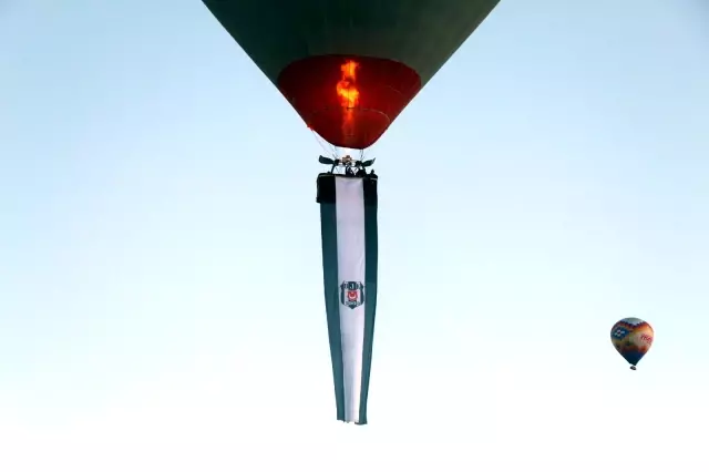 Kapadokya'da Beşiktaş'ın şampiyonluğu gökyüzünde kutlandı Kapadokya'da Beşiktaş'ın şampiyonluğu gökyüzünde kutlandı