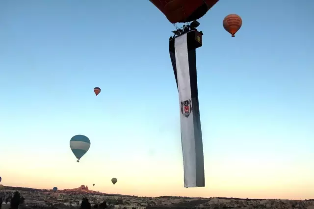 Kapadokya'da Beşiktaş'ın şampiyonluğu gökyüzünde kutlandı Kapadokya'da Beşiktaş'ın şampiyonluğu gökyüzünde kutlandı