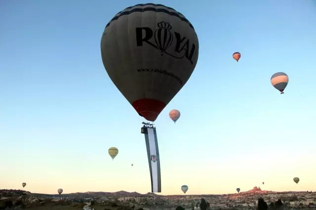 Kapadokya'da Beşiktaş'ın şampiyonluğu gökyüzünde kutlandı Kapadokya'da Beşiktaş'ın şampiyonluğu gökyüzünde kutlandı