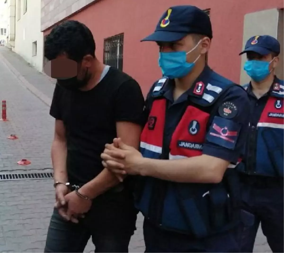 Kayseri'de, iş yerlerinden 65 bin liralık hırsızlığın şüphelileri adliyede