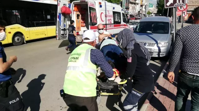 Kendisine otobüs çarpan yaralı ambulansı kaldırıma oturarak bekledi Kendisine otobüs çarpan yaralı ambulansı kaldırıma oturarak bekledi