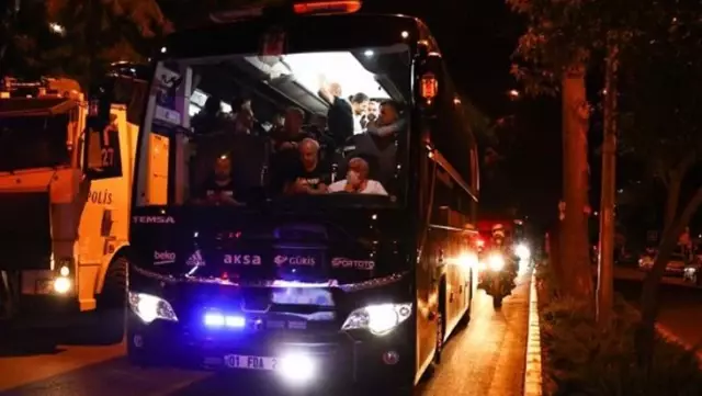 Kimse ne olduğunu anlayamadı! Bir anda ortaya çıkıp Beşiktaş kafilesine taşlarla saldırdılar Kimse ne olduğunu anlayamadı! Bir anda ortaya çıkıp Beşiktaş kafilesine taşlarla saldırdılar