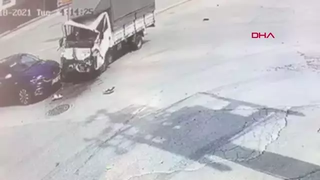 KOCAELİ KAMYONET ÖNCE TIR'A SONRA OTOMOBİLE ÇARPTI: 1 YARALI