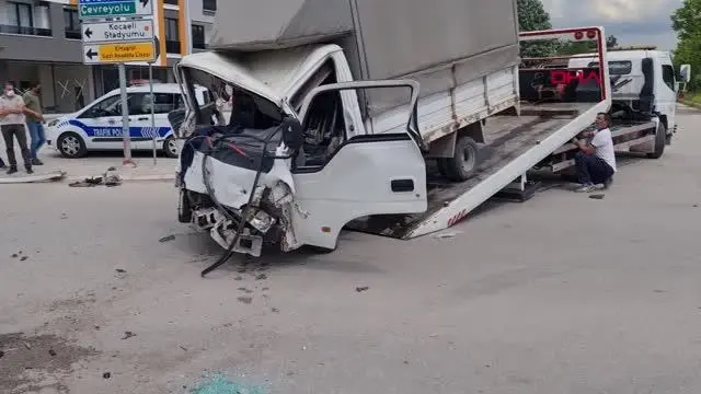 KOCAELİ KAMYONET ÖNCE TIR'A SONRA OTOMOBİLE ÇARPTI: 1 YARALI