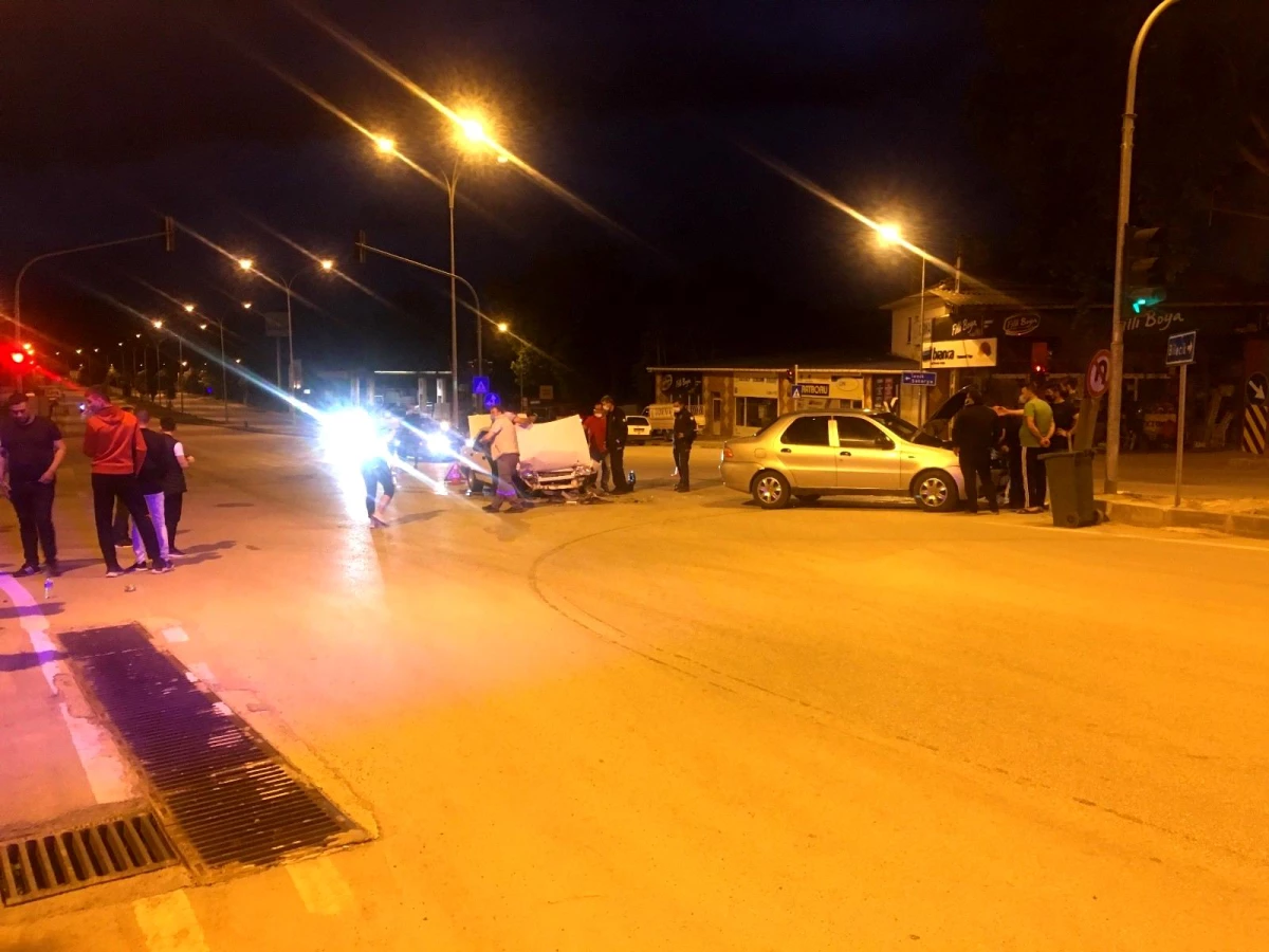 Osmaneli'nde iki otomobil çarpıştı: 1 yaralı