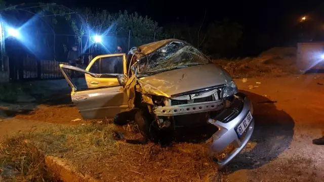 Otomobil, boş yolda önünde seyreden traktöre arkadan çarptı: 3 Yaralı Otomobil, boş yolda önünde seyreden traktöre arkadan çarptı: 3 Yaralı