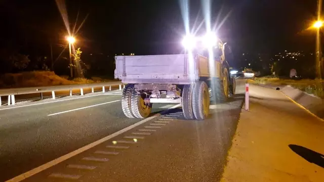 Otomobil, boş yolda önünde seyreden traktöre arkadan çarptı: 3 Yaralı Otomobil, boş yolda önünde seyreden traktöre arkadan çarptı: 3 Yaralı