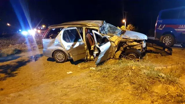 Otomobil, boş yolda önünde seyreden traktöre arkadan çarptı: 3 Yaralı Otomobil, boş yolda önünde seyreden traktöre arkadan çarptı: 3 Yaralı