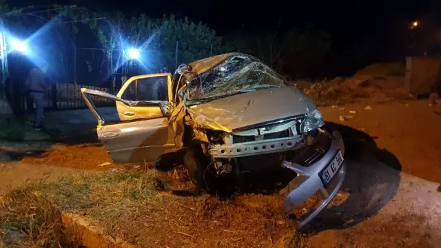 Otomobil, boş yolda önünde seyreden traktöre arkadan çarptı: 3 Yaralı Otomobil, boş yolda önünde seyreden traktöre arkadan çarptı: 3 Yaralı